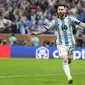 Pemain Timnas Argentina, Lionel Messi melakukan selebrasi usai mencetak gol pertama Argentina ke gawang Timnas Prancis melalui eksekusi penalti dalam laga final Piala Dunia 2022 di Lusail Stadium, Lusail, Qatar, Minggu (18/12/2022) malam WIB. (AP Photo/Manu Fernandez)