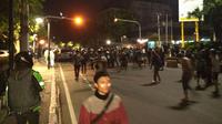 Massa yang berjumlah ratusan tersebut melempari polisi, setelah aparat membubarkan dengan gas air mata di YLBHI. (Liputan6.com/Moch Harun Syah)