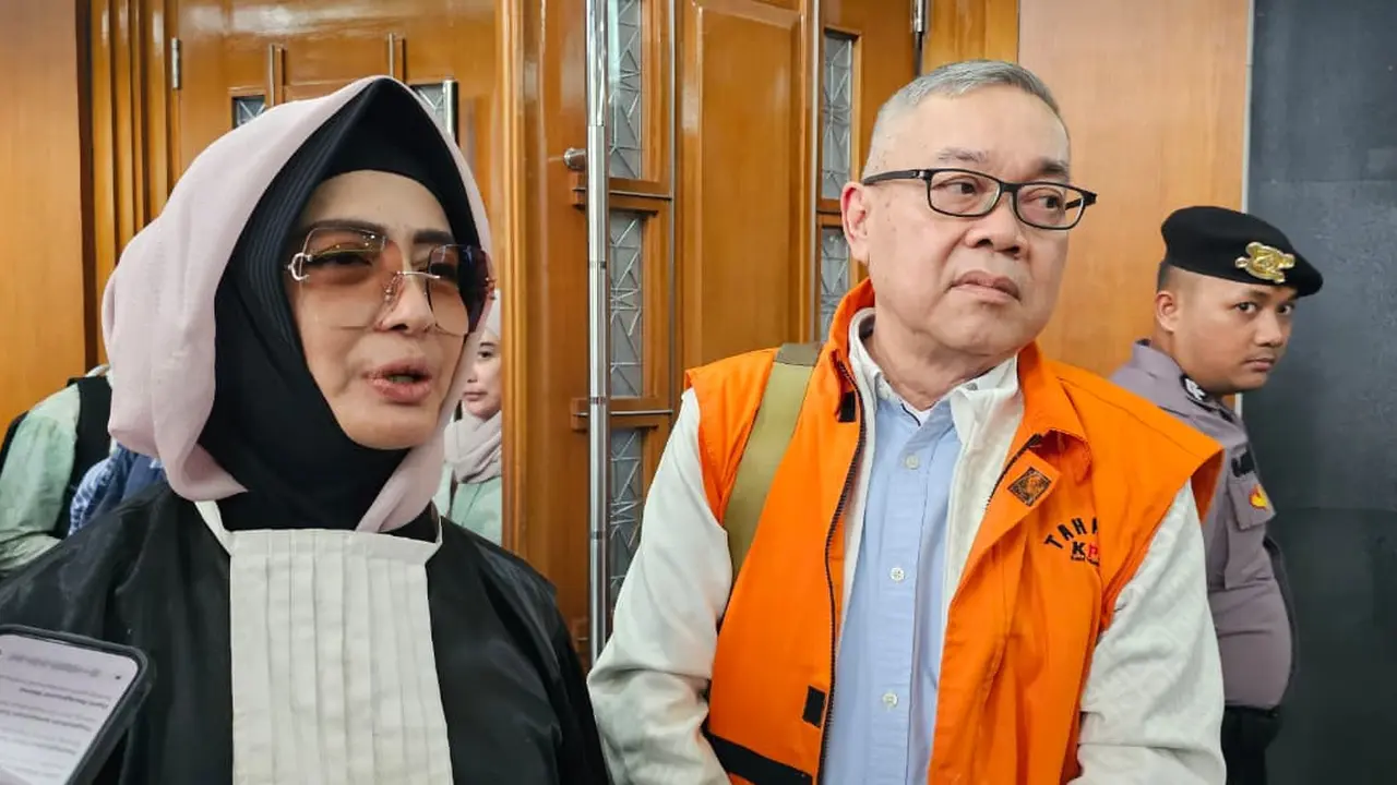 Terdakwa dalam persidangan kasus dugaan korupsi gas alam cair (LNG) Hari Karyuliarto (kanan) saat menghadiri persidangan. (Istimewa)