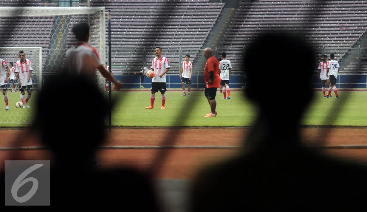 Sejumlah suporter menyaksikan latihan Persija dari luar pagar Stadion GBK Jakarta, Kamis (9/6/2016). Persija melakukan latihan tertutup jelang laga melawan PS TNI pada Jumat (10/6).(Liputan6.com/Helmi Fithriansyah)