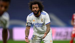 Marcelo. Bek kiri Brasil berusia 33 tahun yang telah berseragam Real Madrid selama 16 musim ini mulai terpinggirkan dari skuat utama sejak musim 2019/2020 lalu akibat performa yang menurun dan tergantikan oleh kedatangan Ferland Mendy. Musim ini yang bertepatan dengan akhir masa kontraknya, ia baru bermain dalam 11 laga di La Liga. (AFP/Oscar Del Pozo)