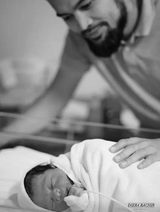 Foto-foto momen bahagia saat Shireen melahirkan anak ketiganya ini terlihat di akun Instagram salah satu fotografer terkenal, Diera Bachir. Terlihat rona bahagia yang juga mengharukan saat menyambut datangnya bayi mungil tersebut. (Instagram/dierabachir)