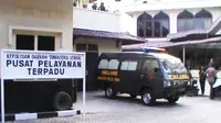 Ambulans yang membawa dua jenazah polisi Polda Sumut yang tewas akibat bertengkar. (Liputan6.com/Reza Perdana)