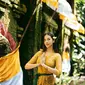 Anya Geraldine juga sempat menjalani ritual melukat mengenakan kebaya Bali kuning cerah dan kain Batik. @anyageraldine.