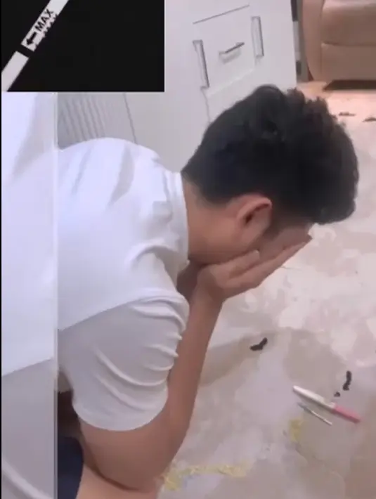 Angga tampak tak kuasa menahan haru saat mengetahui dua garis dari alat test kehamilan tersebut. Ia tampak tak kuasa menahan air mata menyaksikan alat test kehamilan dengan dua garis. [Instagram/anggawijaya88]