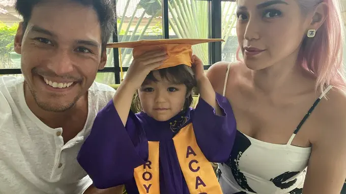 6 Foto Wisuda Putra Jessica Iskandar, Gunakan Atribut Lengkap Meski ‘Di Rumah Aja’