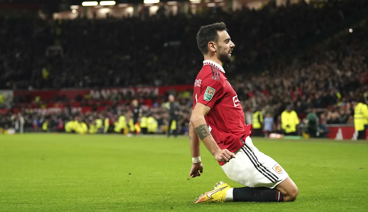 Setelah kembali menyamakan skor, Manchester United makin di atas angin. MU pun berbalik unggul 3-2 pada menit ke-78 lewat gol Bruno Fernandes. Gol diawali oleh kesalahan umpan pemain Aston Villa yang akhirnya bola jatuh ke kaki Alejandro Garnacho yang kemudian mengirimkann umpan matang kepada Bruno Fernandes. (AP/Dave Thompson)