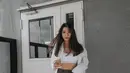 <p>Atau sesimpel mix and match oversized shirt, bra top, dan baggy pants seperti look Digital Creator Anastasia Siantar ini. (Instagram/anazsiantar).</p>