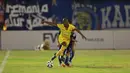 Pemain Sriwijaya FC Patrich Wanggai menggiring bola dibayangi para pemain Arema  pada laga semifinal Piala Presiden di Stadion Manahan, Solo, Minggu (11/10/2015). Sriwijaya menang 2-1. (Bola.com/Nicklas Hanoatubun).