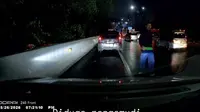 Pengemudi Taksi Online Ngamuk di Tol JORR, Mobil Korban Dirusak Besi