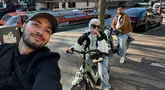 Dalam media sosial Instagramnya, Refal Hady terlihat menikmati momen serunya bersepeda di Amsterdam. Sebagai salah satu kota indah di Belanda, Amsterdam memang menjadi salah satu destinasi wisata favorit para seleb ketika berkunjung ke Negeri Kincing Angin tersebut. (Liputan6.com/IG/@refalhady)