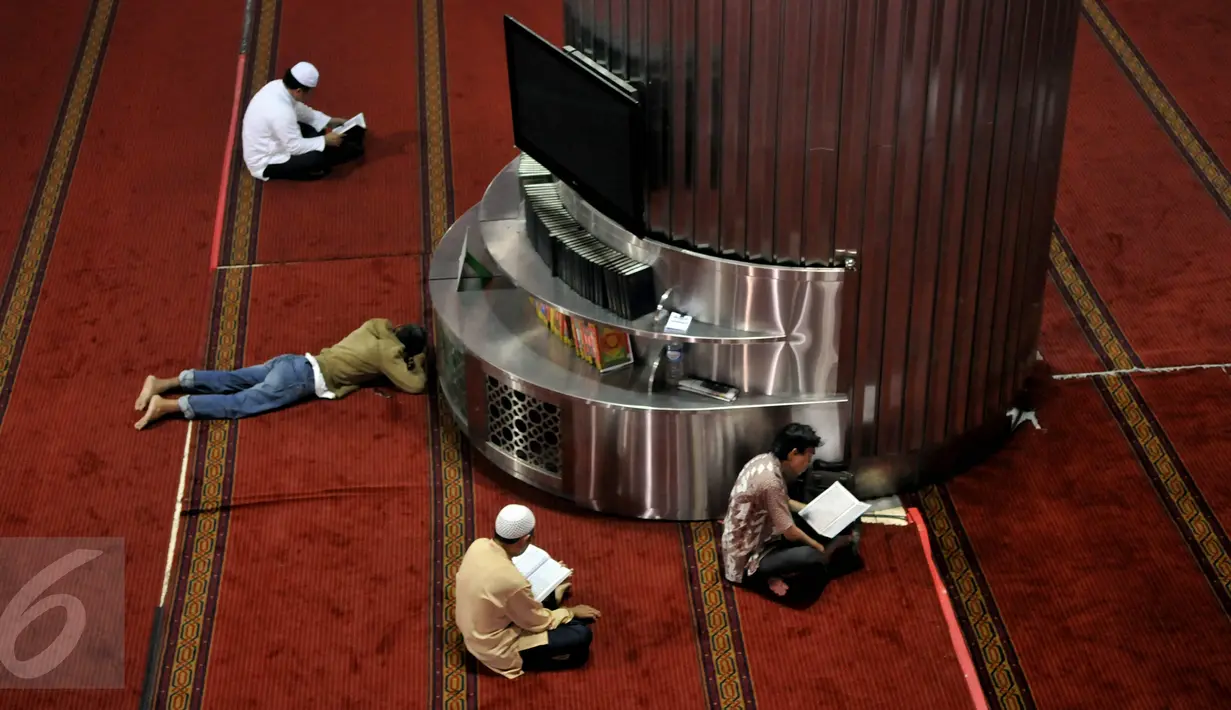 Penampakan Masjid Istiqlal usai pelaksanaan Salat Jumat, Jakarta, Jumat (19/6/2015). Waktu luang diisi warga dengan membaca Al-quran atau beristirahat di masjid sambil menunggu waktu berbuka puasa. (Liputan6.com/Johan Tallo)