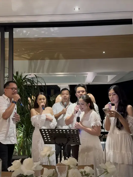 Dress dengan nuansa putih memberikan siluet yang begitu manis. Aksen lengan yang unik menambah keistimewaan gaya. [Foto: instagram/ Jessica Mila]