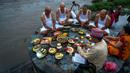 Selama perayaan Festival Kuse Aunsi, banyak orang berziarah ke Kuil Gokarneshwor, yang terletak di bagian timur laut Kathmandu. Di sana, mereka mandi serta memberikan persembahan. (AP Photo/Niranjan Shrestha)