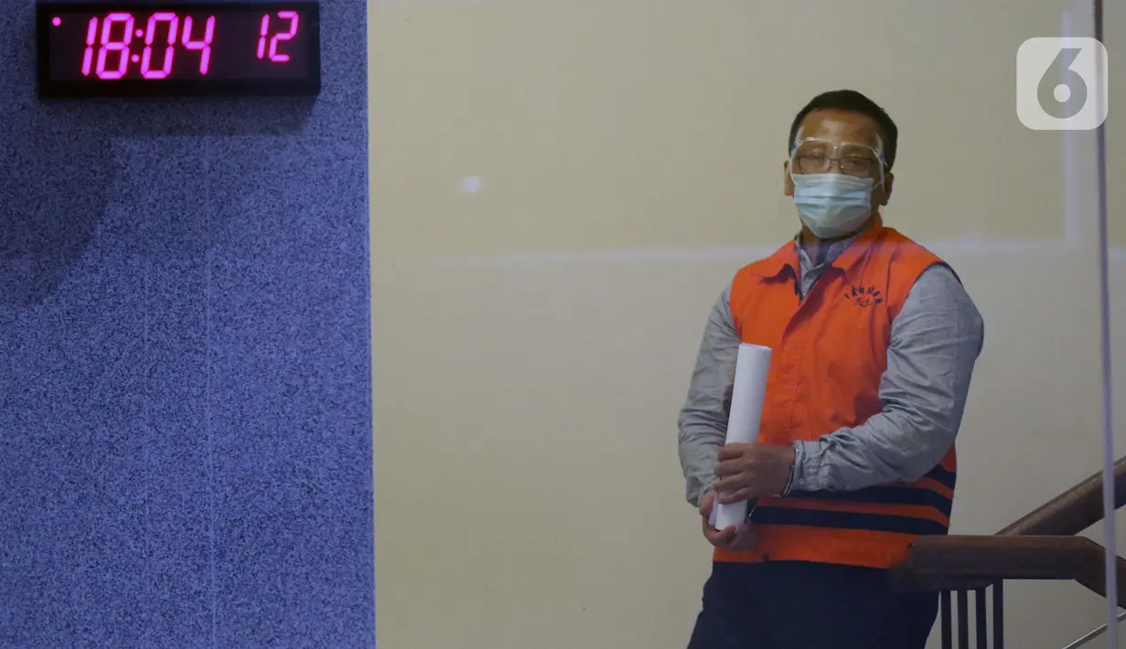 Menteri Kelautan dan Perikanan non aktif, Edhy Prabowo usai menjalani pemeriksaan di Gedung KPK Jakarta, Kamis (3/12/2020). Sebelumnya, Edhy ditangkap dan ditahan KPK sebagai tersangka kasus dugaan suap penetapan calon eksportir benih lobster pada Rabu (25/11). (Liputan6.com/Helmi Fithriansyah)