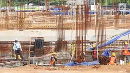 Pekerja merangkai besi untuk pondasi pembangunan depo MRT Lebak Bulus, Jakarta, Senin (19/6). Untuk merealisasikan pembangunan ini, mereka bekerja sama dengan PT Jakarta Propertindo (Jakpro). (Liputan6.com/Angga Yuniar)