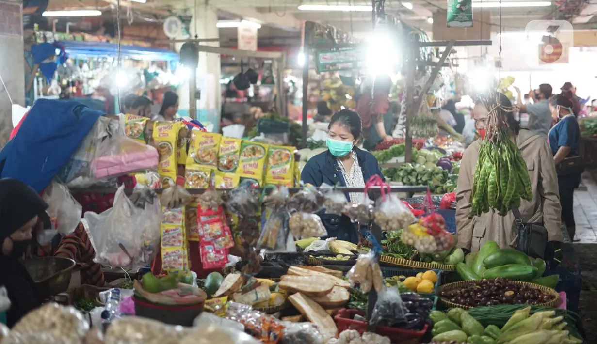 Suasana aktivitas jual beli di Pasar Minggu, Jakarta, Kamis (2/7/2020). Pemprov DKI Jakarta memutuskan untuk mengembalikan operasional seluruh pasar yang ada seperti sedia kala dengan memperpanjang jam buka pasar serta menghapus sistem operasional ganjil genap. (Liputan6.com/Immanuel Antonius)