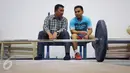 Menpora Imam Nahrawi (kiri) berbincang dengan Eko Yuli Irawan saat meninjau kesiapan akhir atlet angkat besi di PB PABBSI, Jakarta, Selasa (21/6). Tujuh atlet angkat besi akan berlaga di Olimpiade Rio 2016. (Liputan6.com/Helmi Fithriansyah)
