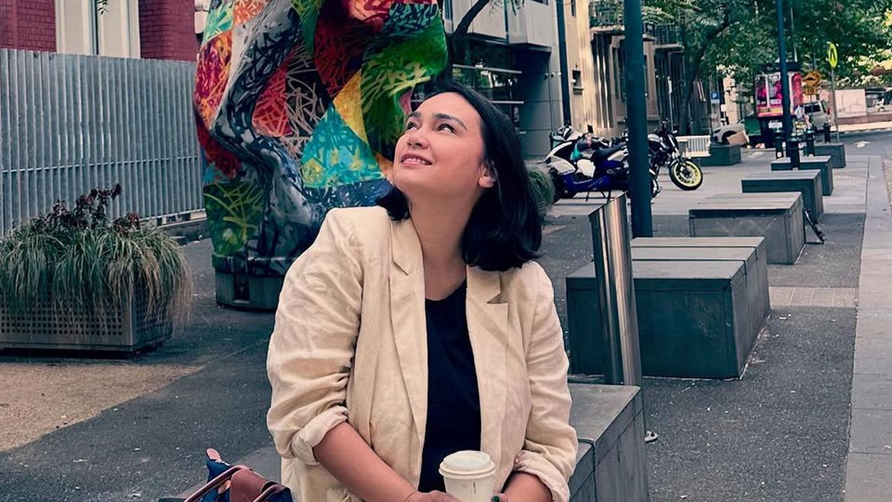 Selalu Memesona, 6 Potret Feby Febiola yang Tampak Fresh dan Awet Muda di Usia 46 Tahun