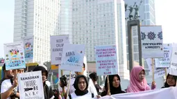 Sejumlah remaja mengangkat tulisan menyambut datangnya bulan Ramadan saat acara Car Free Day di Kawasan Bundaran Hotel Indonesia, Jakarta, Minggu (13/5). Mereka mengajak warga untuk menyambut bulan suci bagi umat muslim. (Liputan6.com/Helmi Fithriansyah)