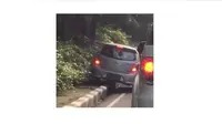 Tak sabar menunggu macet, sebuah Toyota Agya menaiki trotoar (instagram @ngakaksehat)