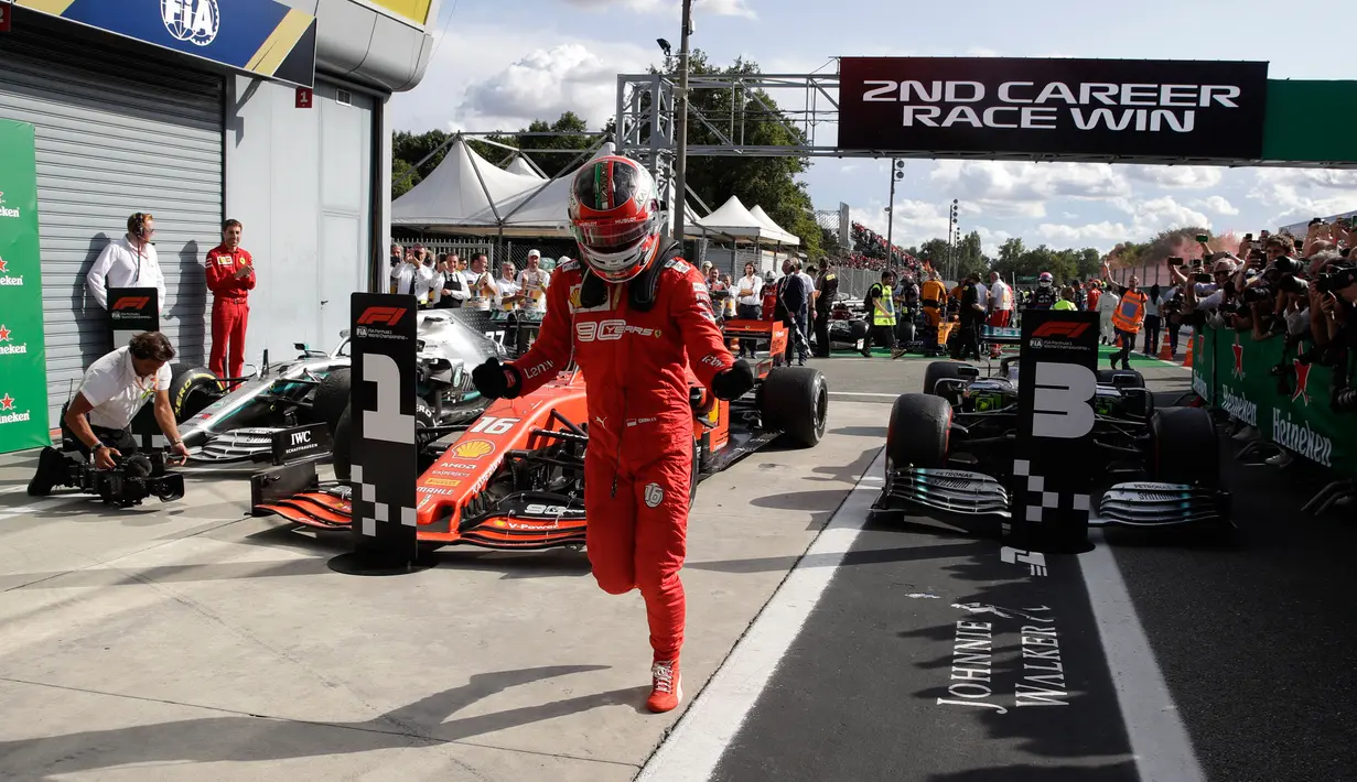 Pembalap Ferrari Charles Leclerc berlari usai memenangkan F1 GP Italia 2019 di Sirkuit Monza, Minggu (8/9/2019). Leclerc menjuarai F1 GP Italia 2019 setelah pertarungan alot melawan duo pembalap Mercedes, Lewis Hamilton dan Valtteri Bottas. (AP Photo/Luca Bruno)