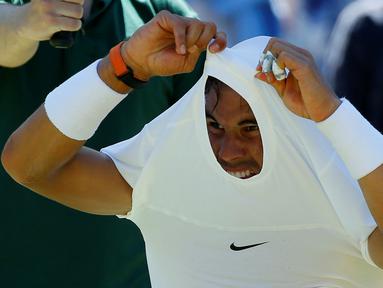 Petenis Spanyol, Rafael Nadal, saat berhadapan dengan Thomaz Bellucci dari Brazil dalam turnamen tenis Wimbledon di London, Inggris. (30/6/2015). (REUTERS/Stefan Wermuth).