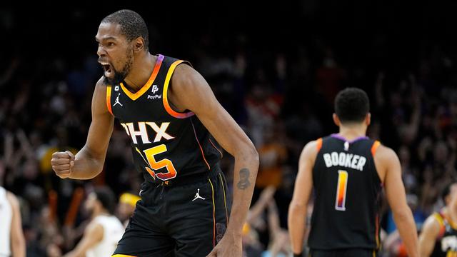 Selebrasi pemain Suns Kevin Durant saat mengalahkan Nuggets di game keempat play-off NBA