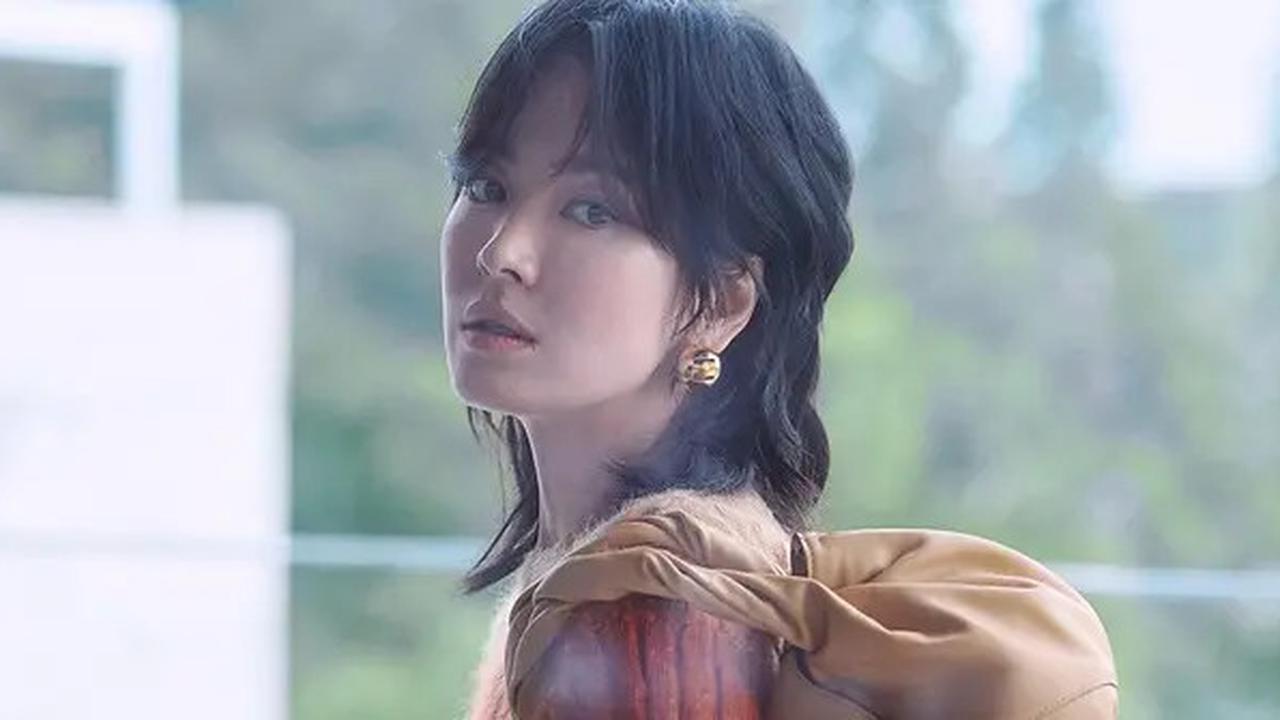Bikin Pangling, Potret Terbaru Song Hye Kyo dengan Model Rambut Wolf Cut, Tampil Menawan Sambil Jinjing Tas Mewah