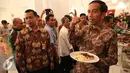 Presiden Joko Widodo saat makan siang bersama para pekerja di sektor transportasi di Istana Negara, Jakarta, Selasa (1/9/2015). Setidaknya ada 100 para pekerja di sektor transportasi yang diundang dalam jamuan tersebut. (Liputan6.com/Faizal Fanani)