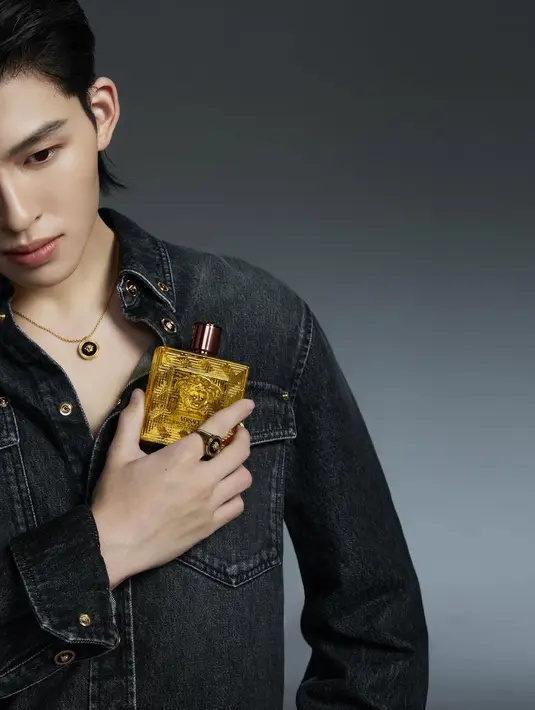 Pond telah memikat penonton dengan kehadirannya yang dinamis dan kini memancarkan energinya yang menawan, muda, dan karismatik ke Rumah Mode tersebut dalam serangkaian gambar dan video. [Foto: Versace.dok]