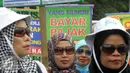 Buruh menggelar aksi di depan gedung DPR saat memperingati May Day 2016, Jakarta, Minggu (1/5). Buruh membawa 12 tuntutan diantaranya menuntut dihapuskannya Sistem Kerja Kontrak dan Outsorcing. (Liputan6.com/Helmi Afandi)