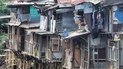 Suasana permukiman kumuh bantaran kali ciliwung di kawasan Manggarai, Jakarta, Sabtu (9/1). Tahun ini, akan ditangani kawasan kumuh perkotaan seluas 2.564 Ha dengan anggaran Rp 318,3 miliar. (Liputan6.com/Faizal Fanani)