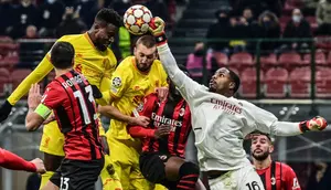 Pemain Liverpool Divock Origi (kiri atas) berebut bola udara dengan penjaga gawang AC Milan Mike Maignan (kanan) pada pertandingan sepak bola Grup B Liga Champions di Stadion San Siro, Milan, Italia, 7 Desember 2021. Liverpool menang 2-1. (MIGUEL MEDINA/AFP)