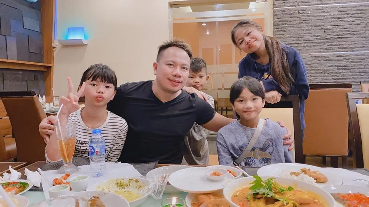 Resmi Bebas, Ini 6 Momen Haru Vicky Prasetyo Bertemu Keluarga