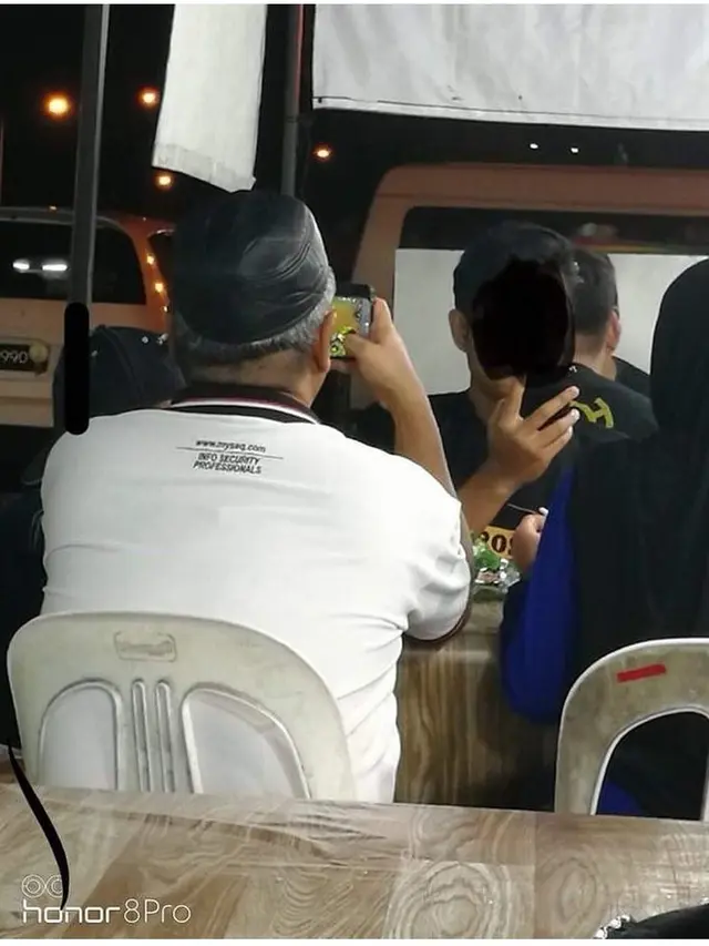 6 Potret Bapak-Bapak saat Main Game, Menolak Tua