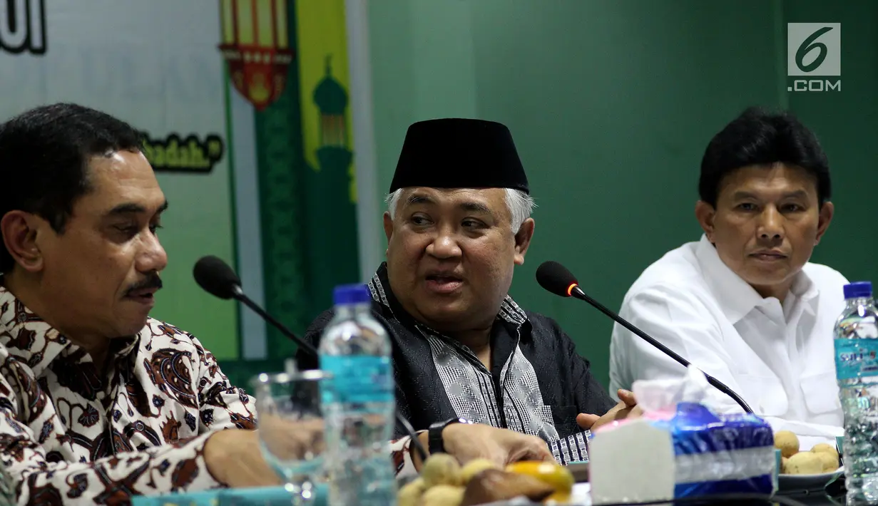 Ketua Dewan Pertimbangan MUI Din Syamsuddin (tengah) bersama Kepala BNPT Komjen Pol Suhardi Alius (kiri) dan Kabareskrim Mabes Polri Komjen Pol Ari Dono Sukamto saat menghadiri rapat pleno di kantor MUI, Jakarta (21/2). (Liputan6.com/JohanTallo)