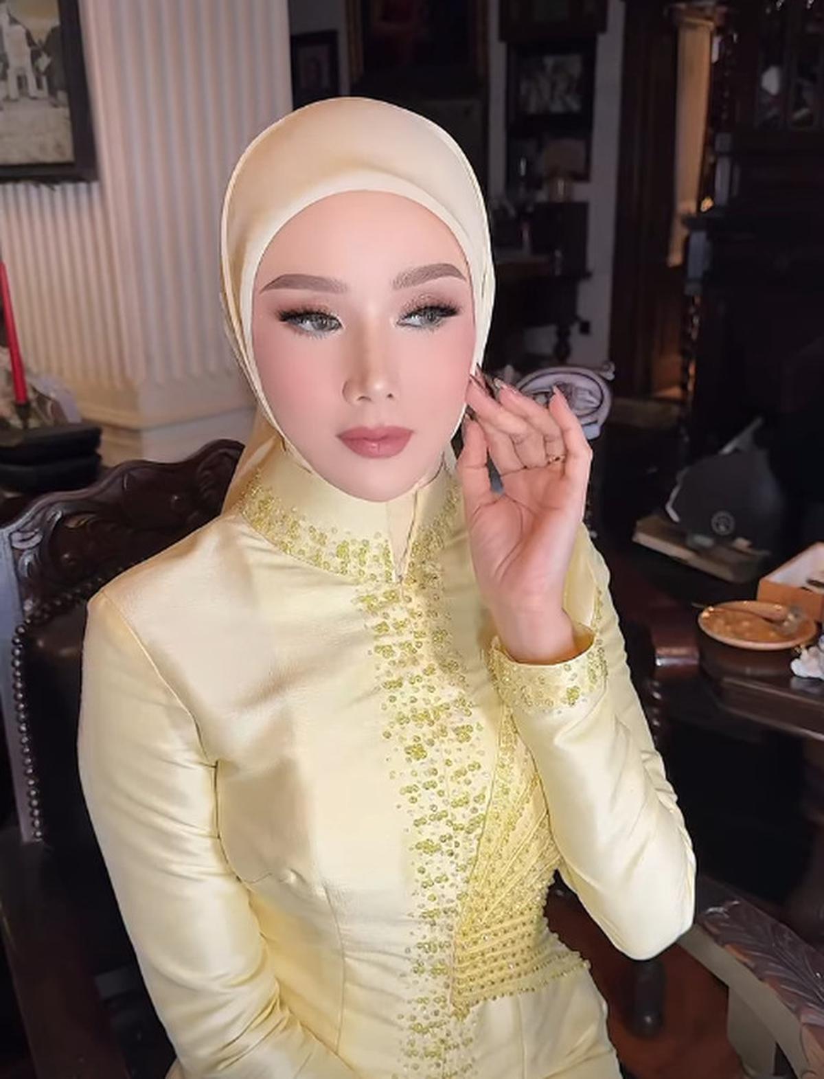 8 Potret Maia Estianty dan Mulan Jameela Pakai Kebaya Kuning di Acara Lamaran El-Syifa