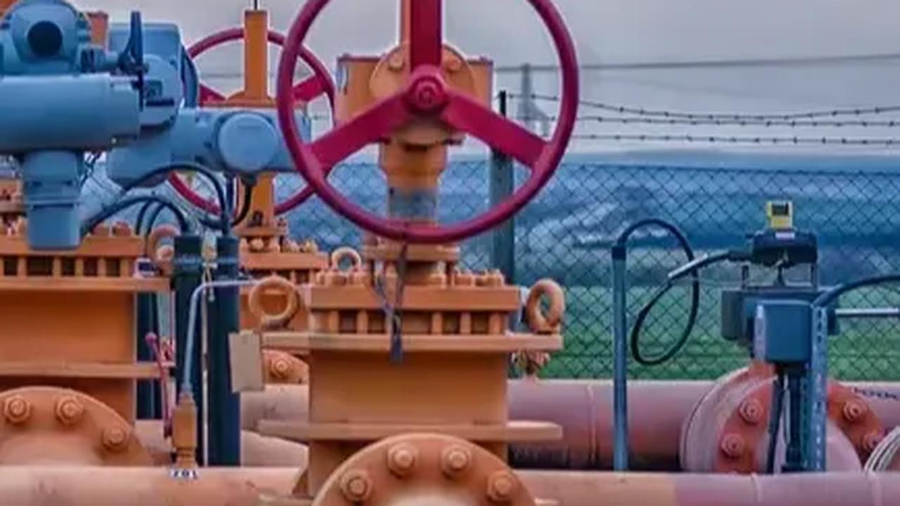 "Di samping itu ada pengelolaan sumur-sumur idle. Ini ditawarkan ke servis company yang punya rig. Skema idle’s well. Ini kita kerjakan skema bisnis yang saling menguntungkan untuk skala masih kecil," tutupnya.
