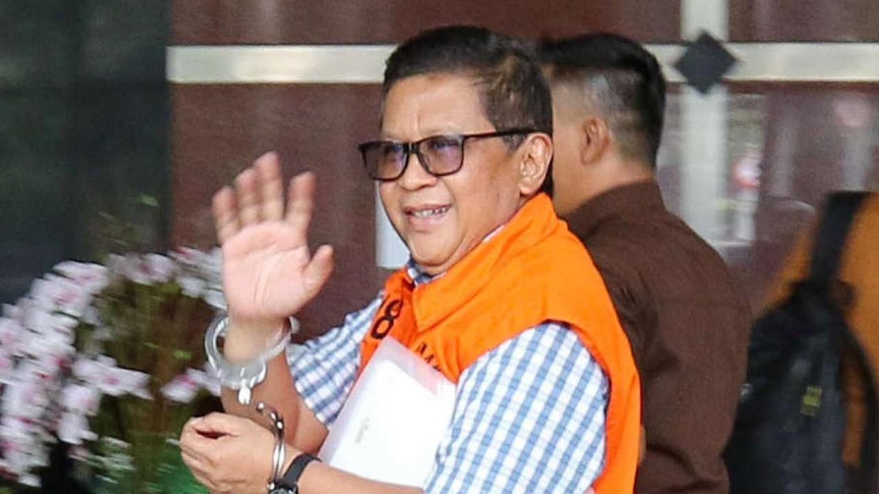 FOTO: Senyum dan Lambaian Tangan Sekjen PDIP Hasto Kristiyanto Saat Kembali Diperiksa KPK