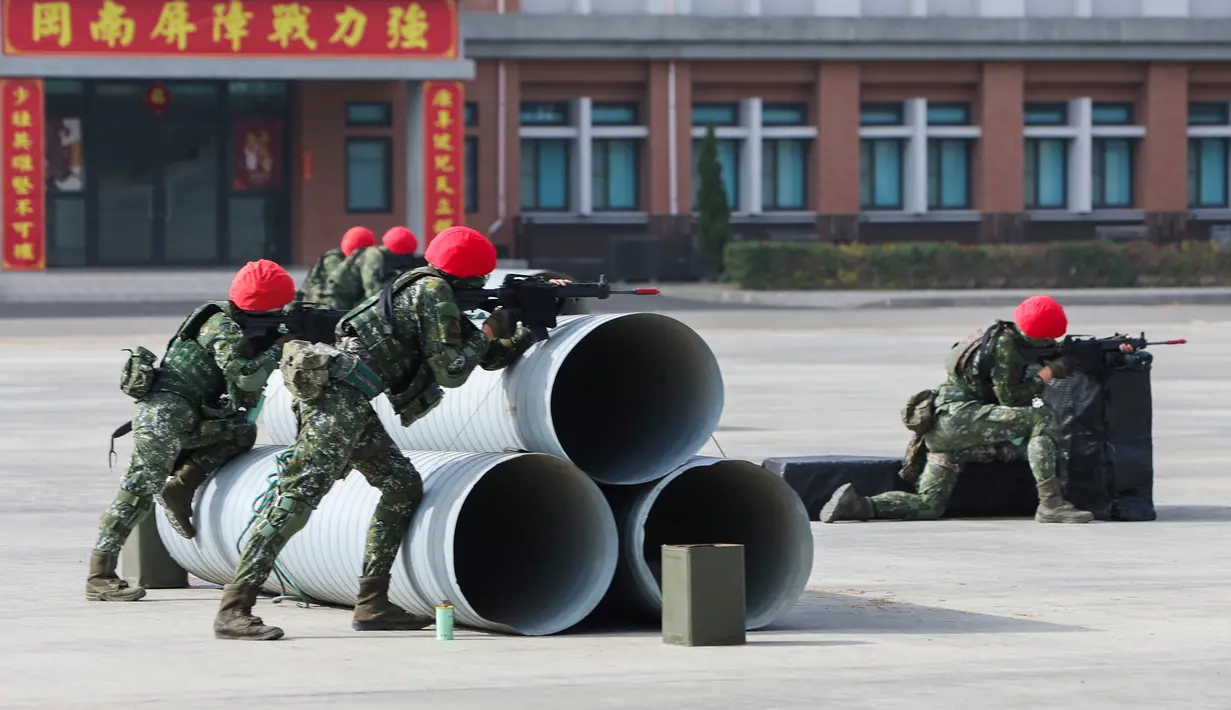 Tentara berpartisipasi dalam latihan peningkatan kesiapsiagaan yang mensimulasikan pertahanan terhadap gangguan militer China jelang Tahun Baru Imlek di Kota Kaohsiung, Taiwan, 11 Januari 2023. China memperbarui ancamannya untuk menyerang Taiwan dan memperingatkan bahwa negara tersebut telah "bermain api". (AP Photo/Daniel Ceng)