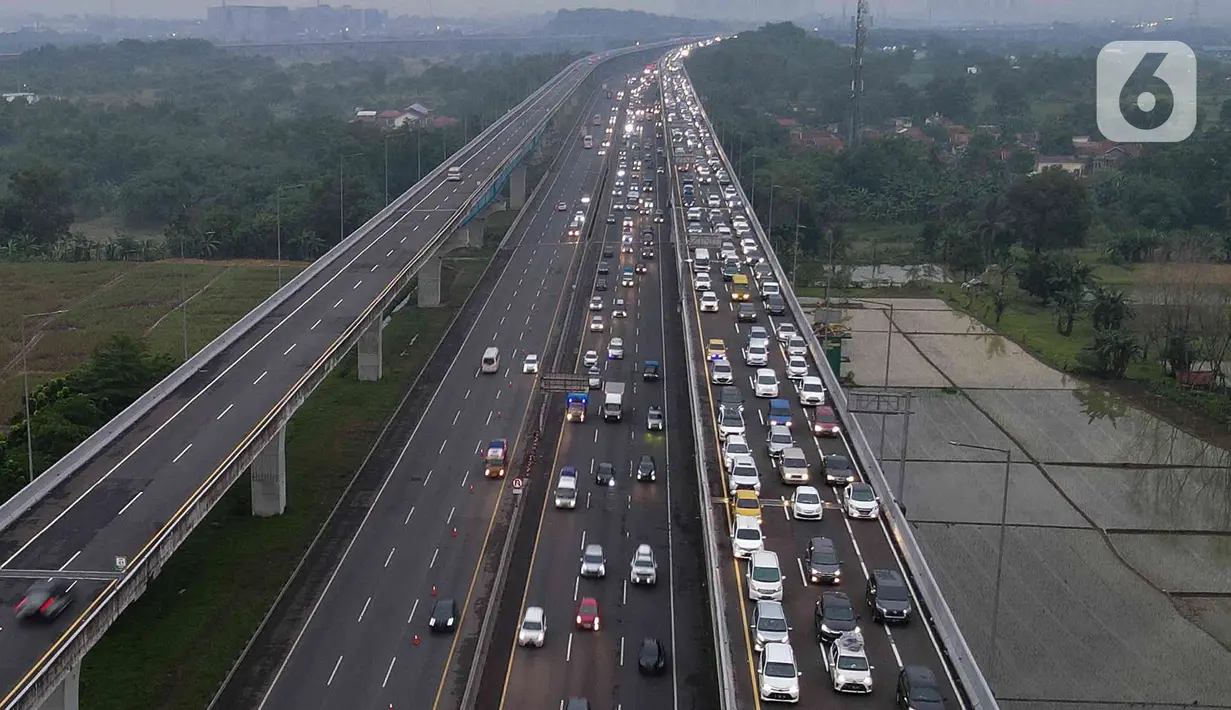 Kendaraan pemudik mulai memadati Tol Cikampek sejak kemarin. Namun diprediksi kendaraan yang melintas baru separuh dari total jumlah pemudik. (Liputan6.com/Herman Zakharia)
