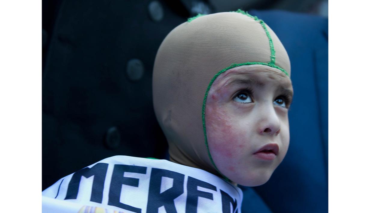 Real Madrid secara khusus mengundang Ahmed Dawabsha datang ke Santiago Bernabeu untuk bertemu skuat Los Blancos. Rabu (16/3/2016).  (AFP/Curto De La Torre)