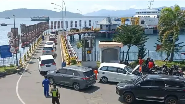 Antrean kendaraan yang hendak menyebrang ke Pulau Bali melalui Pelabuhan Ketapang Banyuwangi (Istimewa)