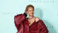 Rihanna menghadiri acara peluncuran Rihanna X Fenty Hair Los Angeles di Nya Studios pada 10 Juni 2024 di Los Angeles, California, Amerika Serikat. (Leon Bennett/Getty Images/AFP)