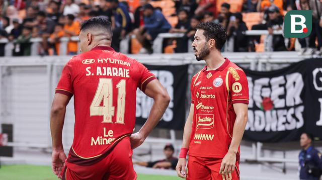 Jean Mota dan Alaeddine Ajaraie sedang berdiskusi untuk mengambil tendangan sudat ketika Persija Jakarta melawan PSM Makassar pada pertandingan pekan ke-22 BRI Super League 2025/2026 yang berlangsung di Jakarta International Stadium (JIS), Jumat (20/2/2026) malam WIB. (Bola.com/Abdul Aziz)