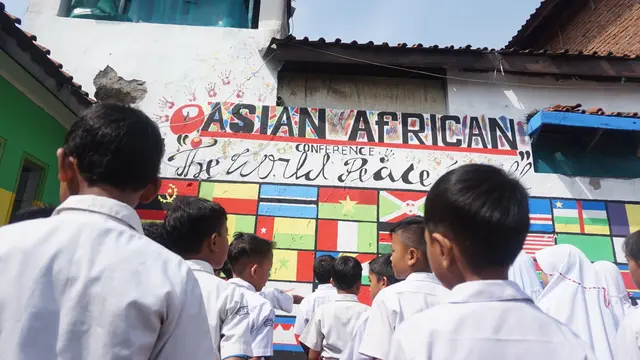 Puluhan siswa SD 249 Astana Anyar mengikuti upacara peringatan KAA ke-63 di halaman Aula RW 05 Lio Genteng, Kelurahan Nyengseret, Kecamatan Astana Anyar, Kota Bandung.