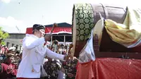 Wali Kota Semarang Hendrar Prihadi memukul bedug, tanda pawai Dugder dimulai. (foto : Liputan6.com / edhie prayitno ige)