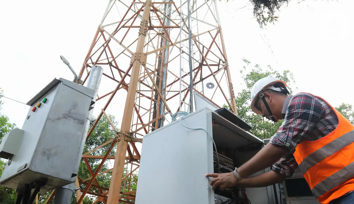 Teknisi melakukan pemeliharaan tower BTS 4G XL Axiata di Kuta Raya, Kayu Agung, Ogan Komering Ilir (OKI), Sumatera Selatan. Senin (13/3/2023). XL Axiata memprediksi, akan terjadi peningkatan trafik layanan data sekitar 20 persen hingga 30 persen saat Ramadan dan Lebaran dibandingkan hari biasa.  (Liputan6.com/Herman Zakharia)