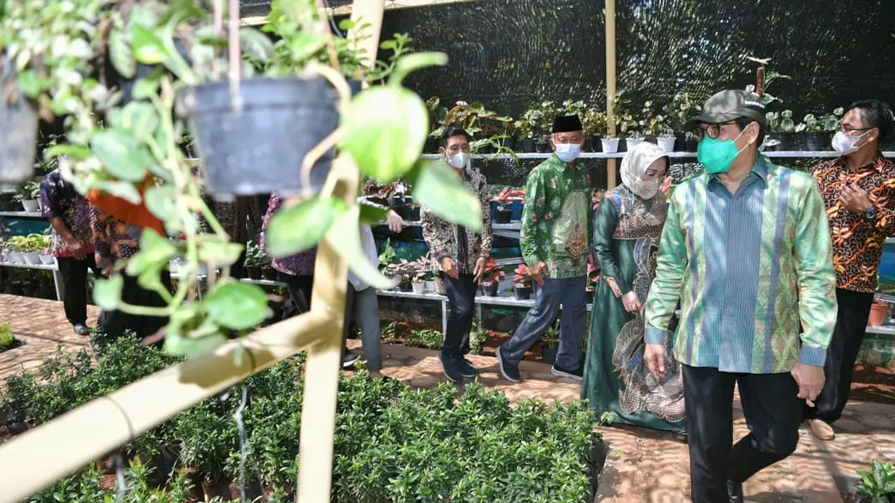 Abdul Halim Iskandar bersama Nyai Lilik Umi Nasriyah menyambangi Pantai Semilir di Desa Socorejo Kecamatan Jenu, Kabupaten Tuban